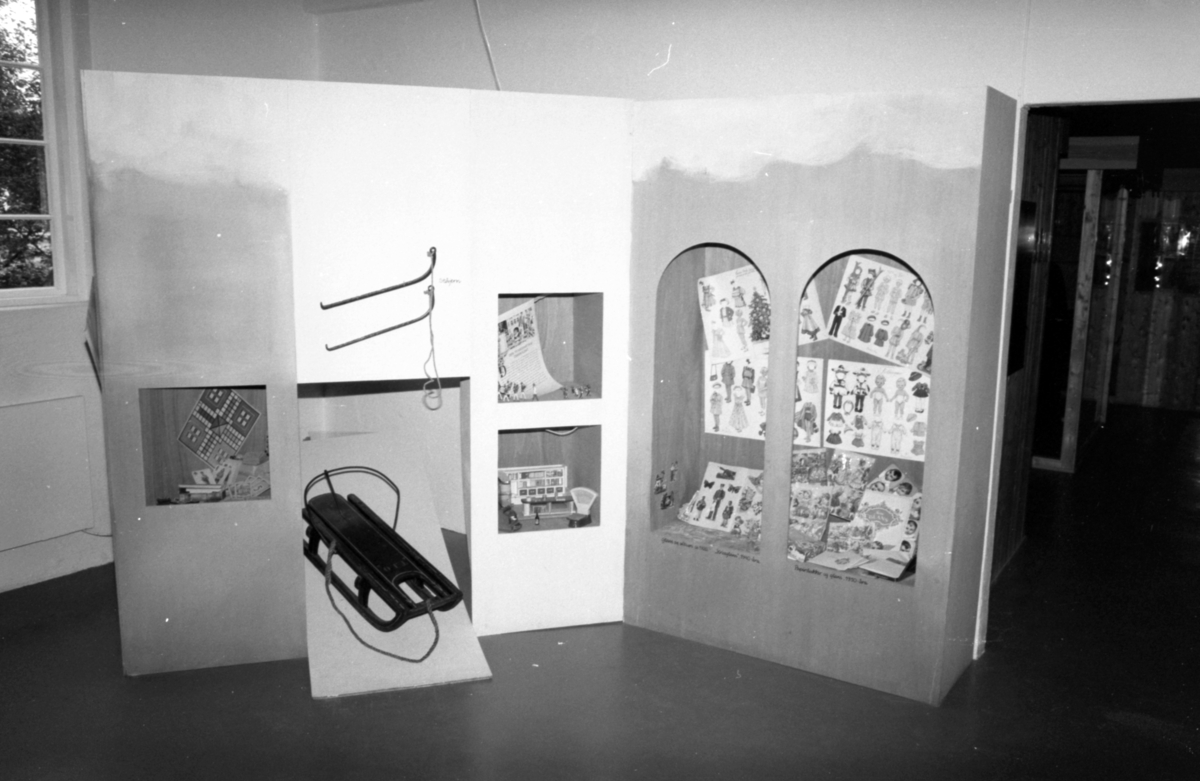 Dokumentasjonsbilder i serie fra barneutstillinga på Sunnmøre Museum i 1989.