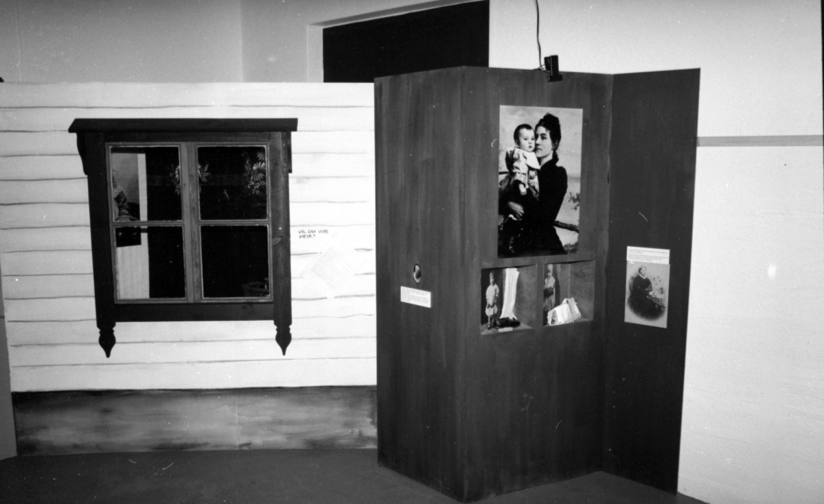 Dokumentasjonsbilder i serie fra barneutstillinga på Sunnmøre Museum i 1989.