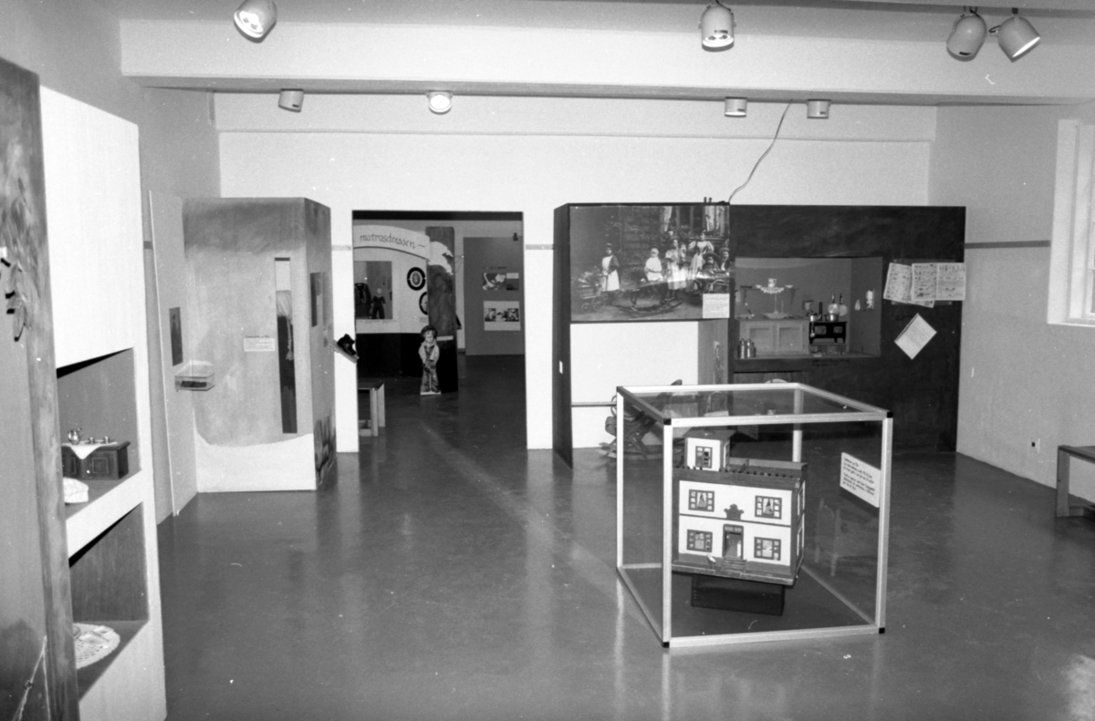Dokumentasjonsbilder i serie fra barneutstillinga på Sunnmøre Museum i 1989.