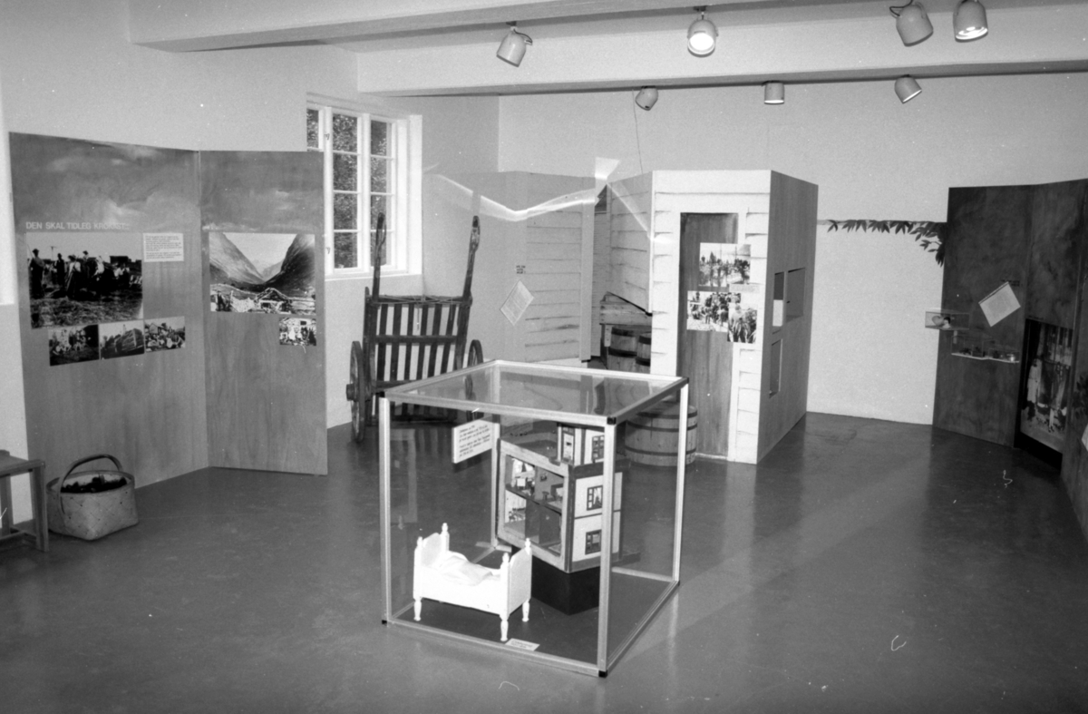 Dokumentasjonsbilder i serie fra barneutstillinga på Sunnmøre Museum i 1989.