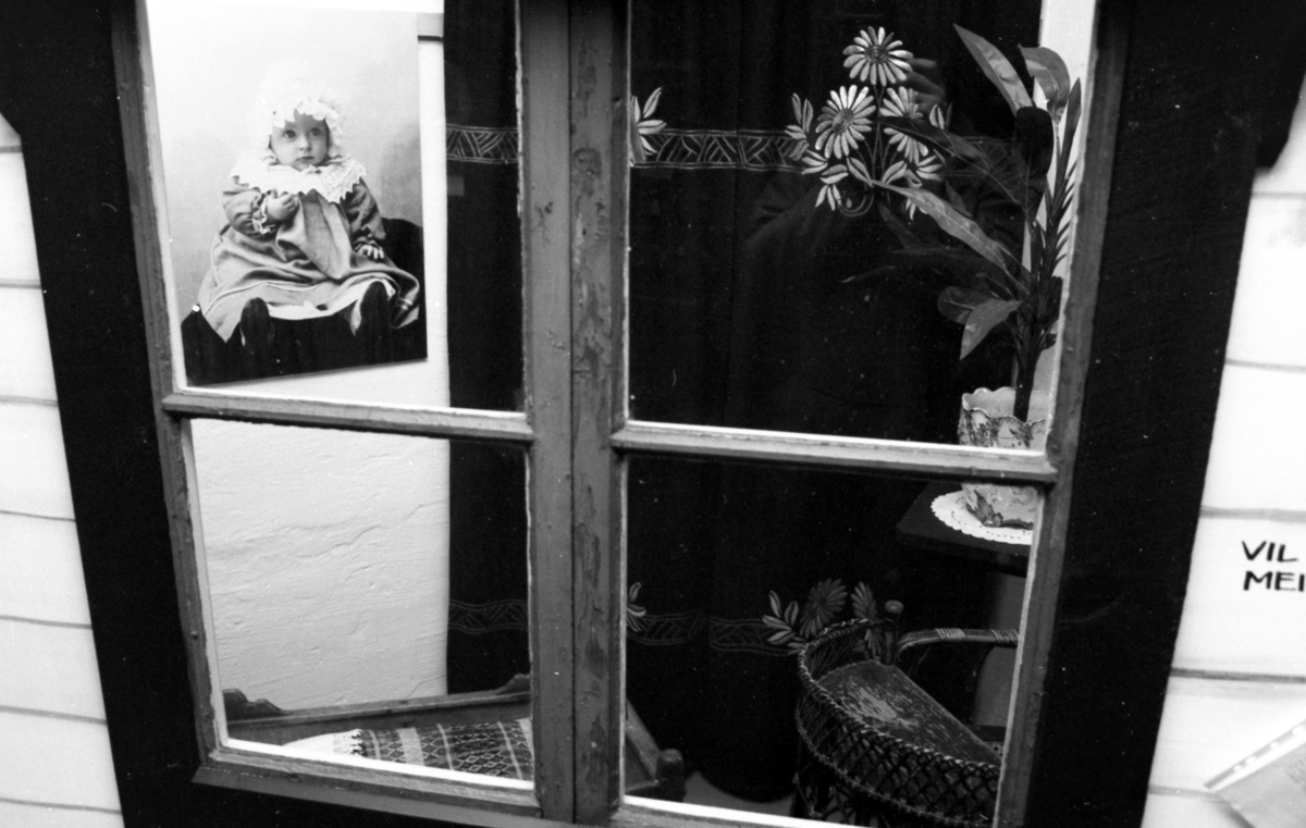 Dokumentasjonsbilder i serie fra barneutstillinga på Sunnmøre Museum i 1989.