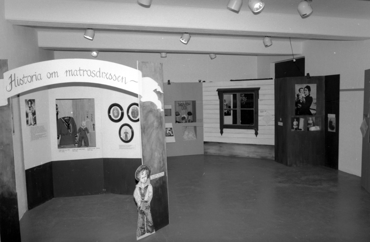Dokumentasjonsbilder i serie fra barneutstillinga på Sunnmøre Museum i 1989.