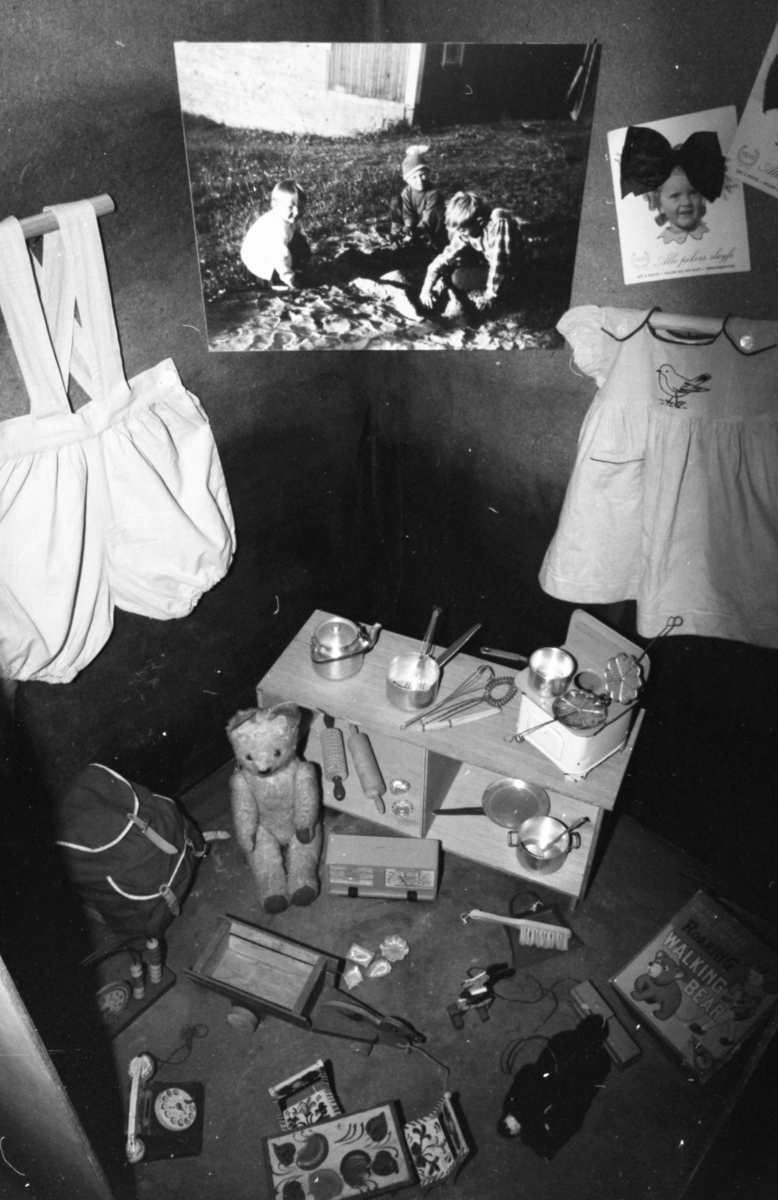 Dokumentasjonsbilder i serie fra barneutstillinga på Sunnmøre Museum i 1989.