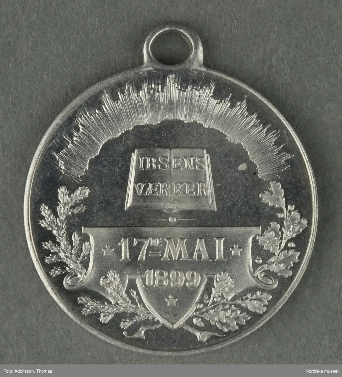 Huvudliggaren:
"a-y, Minnesmedaljer, norska, över den 17 maj; av aluminium (1 av vit metall) 24 st. från åren 1884-1907.
Gåva 28/5 1907. Läffler, Fritz, professor, Djursholm."