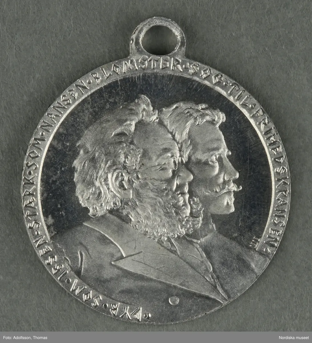 Huvudliggaren:
"a-y, Minnesmedaljer, norska, över den 17 maj; av aluminium (1 av vit metall) 24 st. från åren 1884-1907.
Gåva 28/5 1907. Läffler, Fritz, professor, Djursholm."