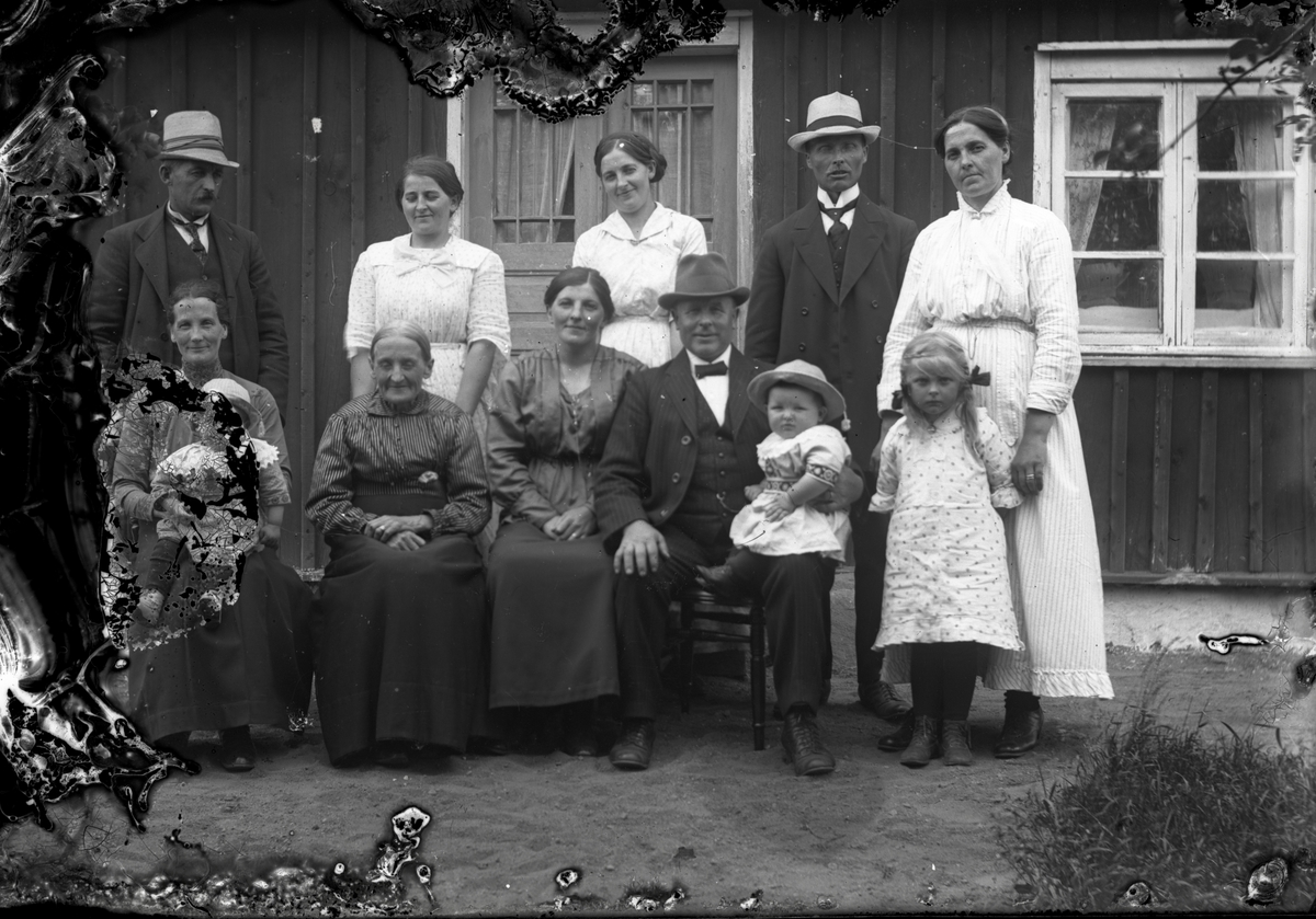 Familj framför bostadshus