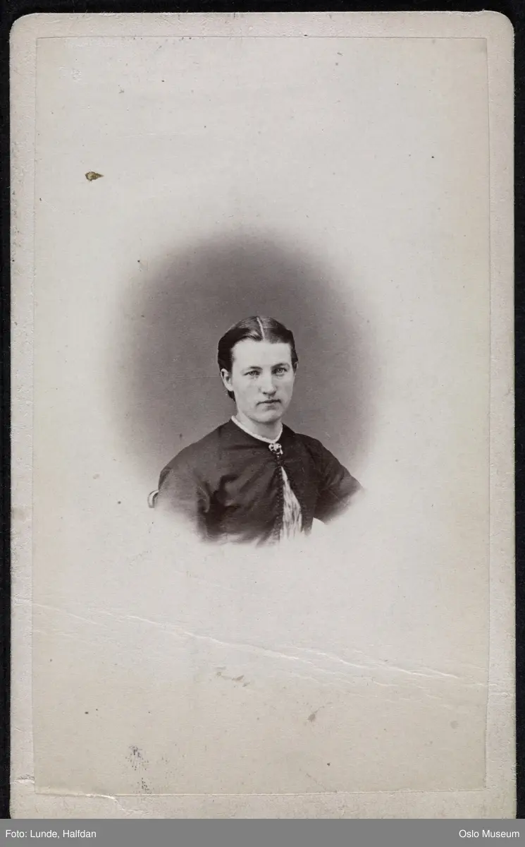 portrett, kvinne, vignettert brystbilde
