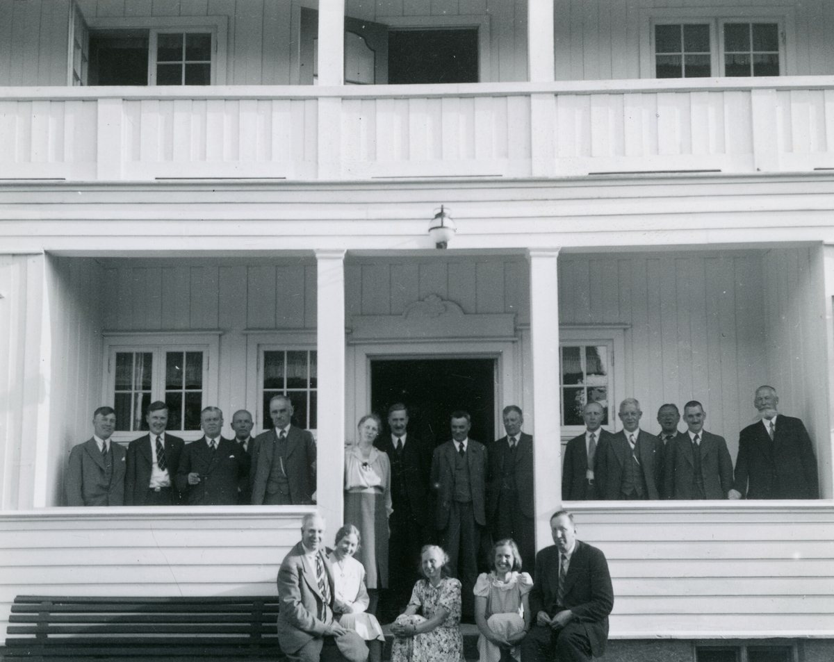 6 bilde frå Kornrådets besøk hjå Neri Valen 9. august 1939.  Neri Valen var ein av medlemmane i Kornrådet.