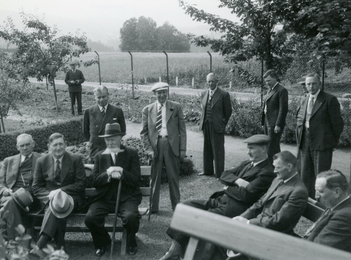 6 bilde frå Søve landbruksskole under Kornrådets reise i Telemark 7.-13.8.1939.  Bilda er tatt 9. august 1939.