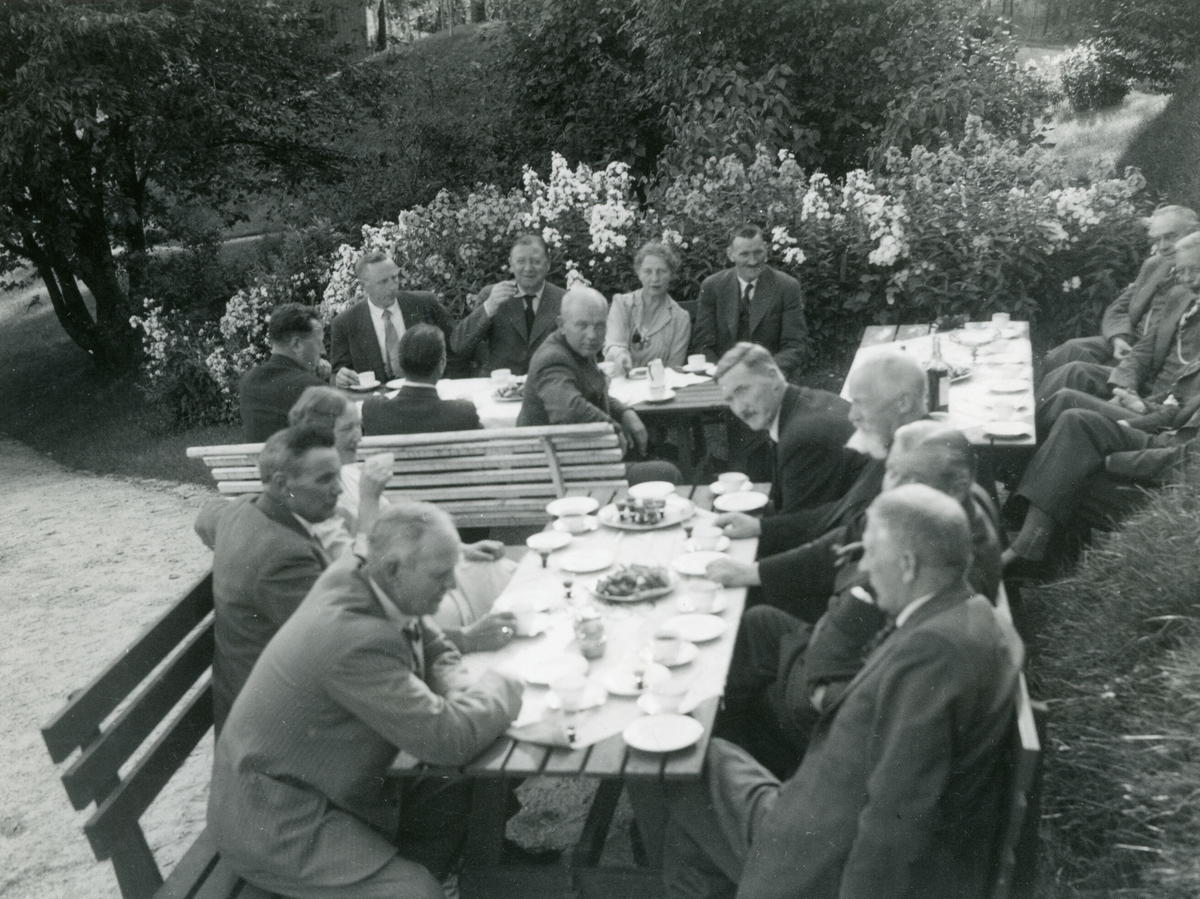 6 bilde frå Kornrådets besøk hjå Neri Valen 9. august 1939.  Neri Valen var ein av medlemmane i Kornrådet.