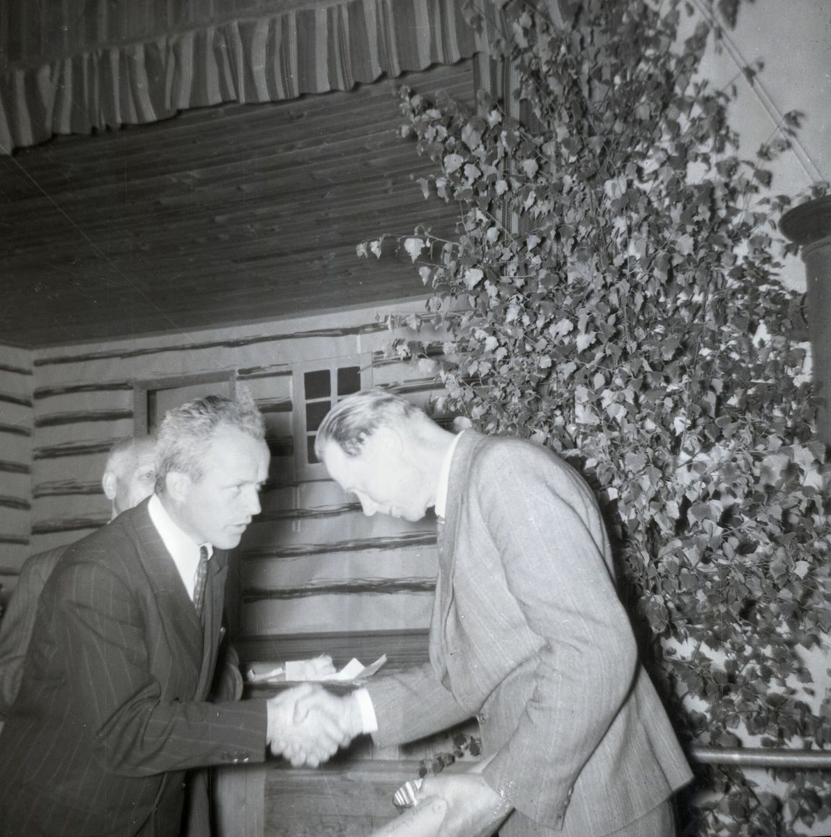 Fem bilde frå Landbruksselskapets fest på Akkerhaugen/eller Gvarv 15.8.1953