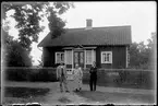 Familj framför bostadshus