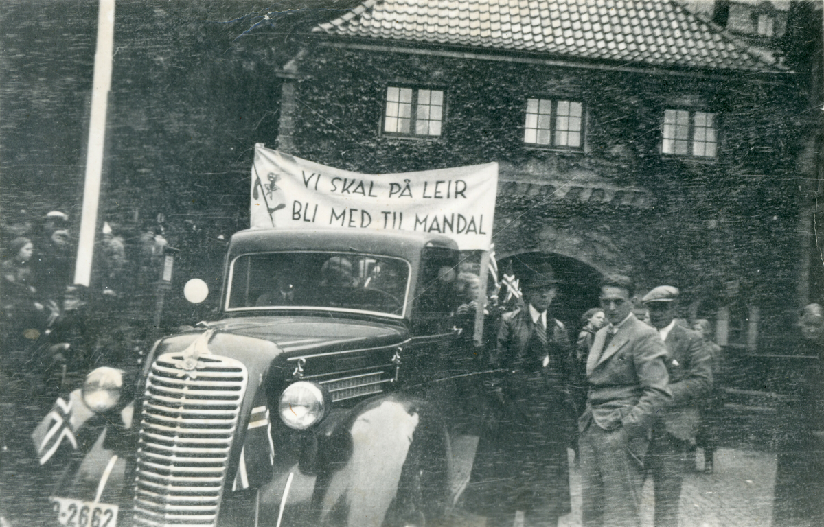 To bilde frå avreise og heimkomst frå leir i Mandal.  Bilde med fronten av bilen synlkeg er tatt i Bergen, utanfor Fløibanens endestasjon.