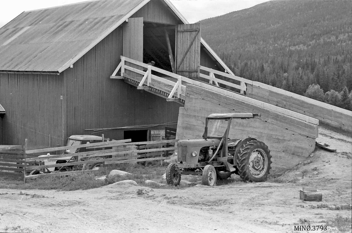 Fjøs/Låvebygning, traktor, trekloppe (NEG. MRK. 14)