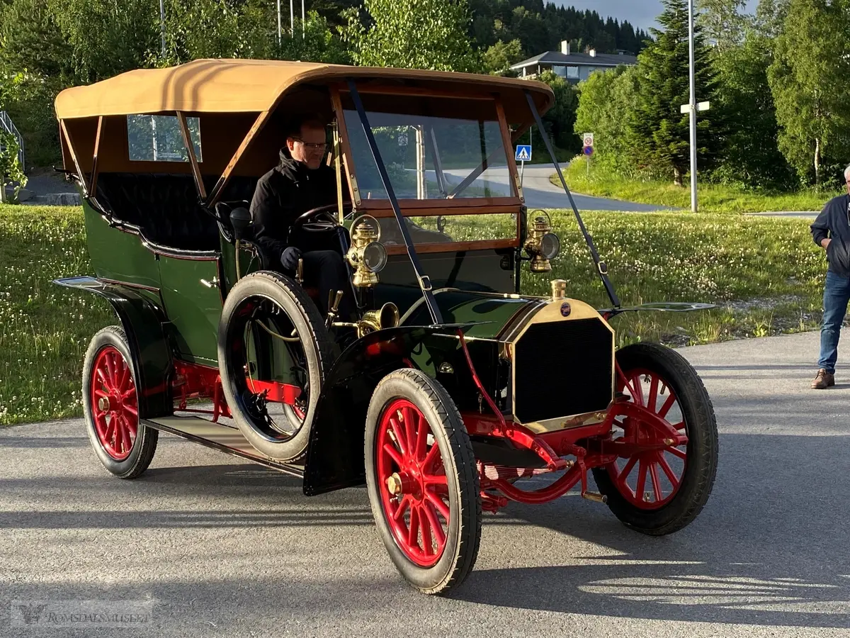 TEKNISKE DATA: Motor: 4 sylindret, 12 hk, Reg. Nr: Kristiania 92, Passasjerer: 6 stk, Vekt: 1010 kg, Farge; Engelsk vogngrønn på karosseri, Understell er brannbilrød.