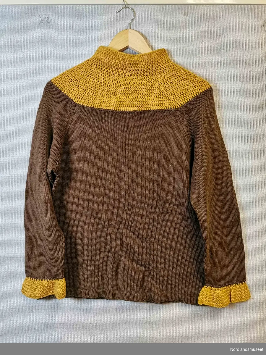 Brun strikket genser til dame med heklet hals og mansjetter i lysere brun.