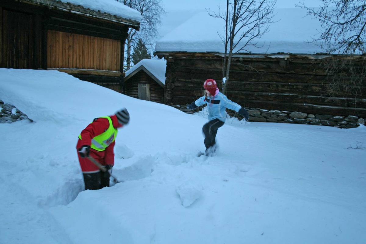 Jul på gamlemåten i Museumsparken 2008. Snømåking. 