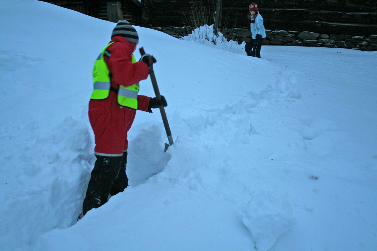 Jul på gamlemåten i Museumsparken 2008. Snømåking. 