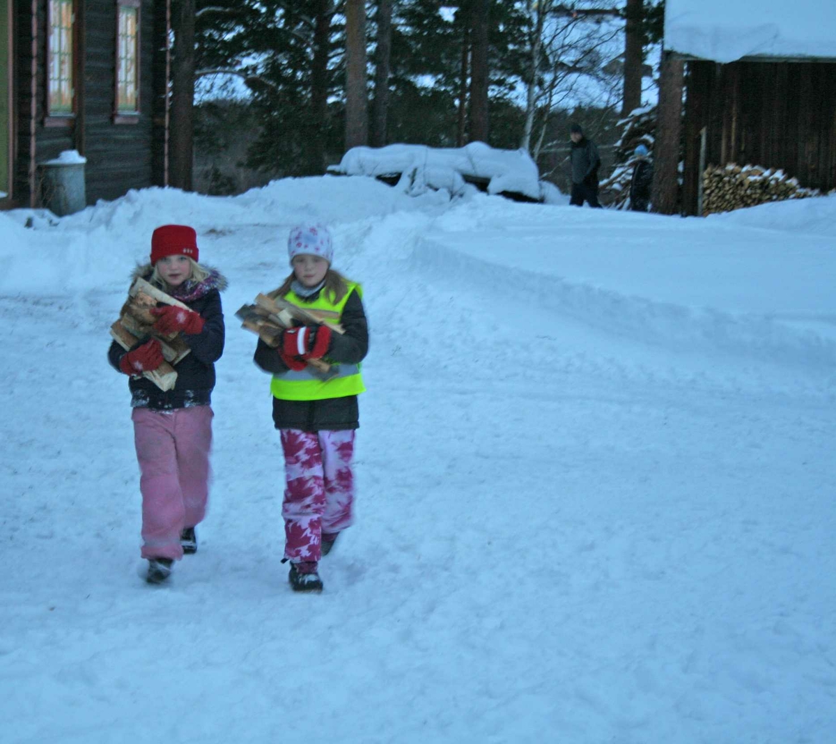 Jul på gamlemåten i Museumsparken 2008. Vedbæring