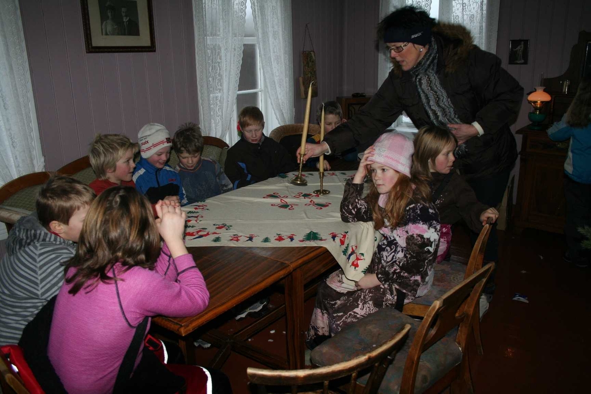 Jul på gamlemåten i Museumsparken 2008. Godt med en pust i bakken