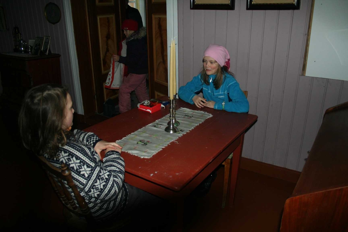 Jul på gamlemåten i Museumsparken 2008. Godt med en pust i bakken