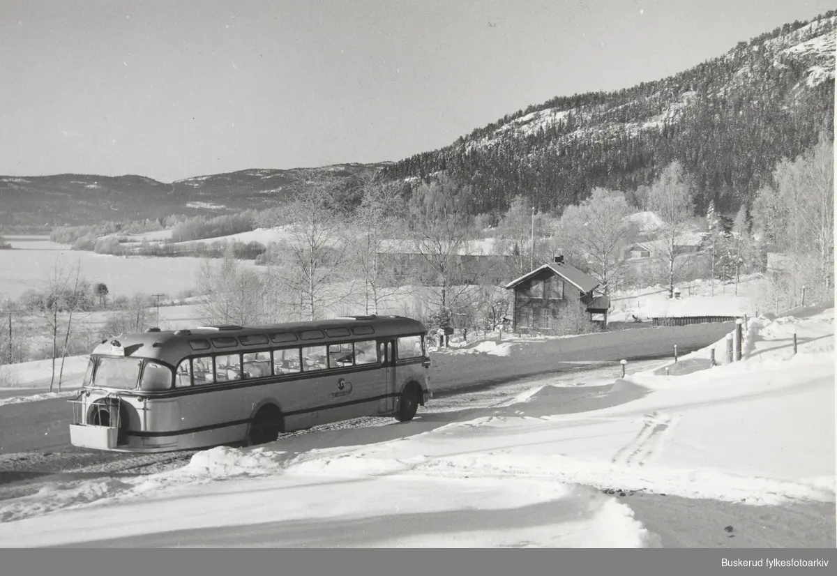 Engeseth buss, antagelig til Norefjell .Engeseth Busslinjer var et busselskap som holdt til i Hønefoss.I 1925 overtok Engeseth A/S Hønefoss-Osloruten (etablert i 1921) 