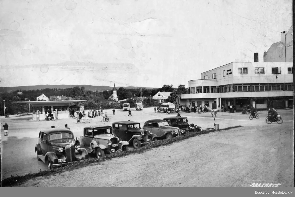 Hønefoss rutebilstasjon .Engeseth Busslinjer var et busselskap som holdt til i Hønefoss.I 1925 overtok Engeseth A/S Hønefoss-Osloruten (etablert i 1921) 