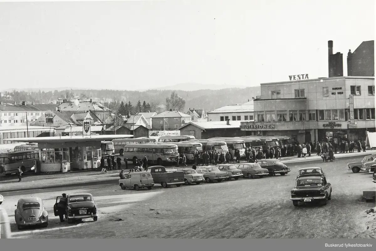 Rutebilstasjonen i Hønefoss.Engeseth Busslinjer var et busselskap som holdt til i Hønefoss.I 1925 overtok Engeseth A/S Hønefoss-Osloruten (etablert i 1921) 