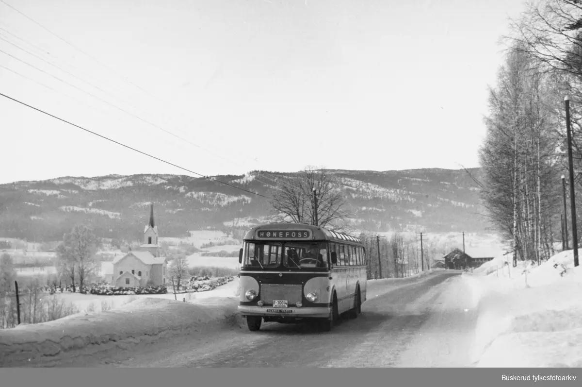 Engeseth buss, antagelig til Norefjell .Engeseth Busslinjer var et busselskap som holdt til i Hønefoss.I 1925 overtok Engeseth A/S Hønefoss-Osloruten (etablert i 1921) 