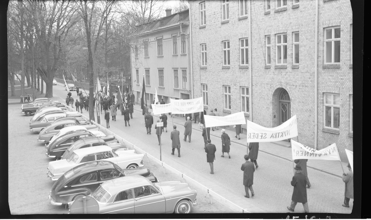 1:a majdemonstration. 

Man svänger av från Västra Kyrkogatan vid Plantaget mot Nolhaga park. Man demonstrerar bland annat för ett nyktrare Sverige. 

I kv Älgen är ännu inte EFS-kyrkan byggd, den invigdes 1975.