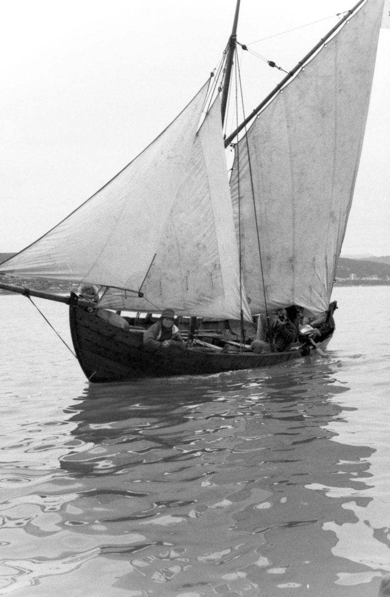 Motiv av en firrøring med seil fra båttreffet på Sunnmøre Museum 1989.