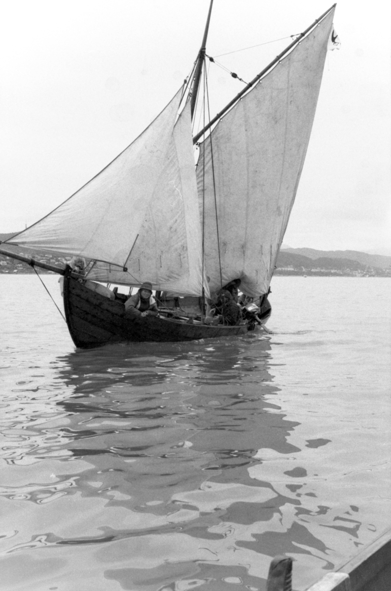 Motiv av en firrøring med seil fra båttreffet på Sunnmøre Museum 1989.