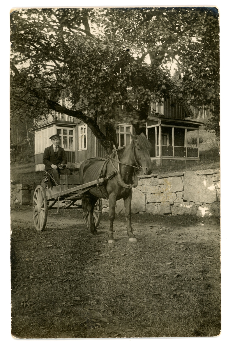 Axel Bengtsson, lantbrevbärare på linjen Rävlanda - Sätila.

Fotografiet är taget utanför Dalagården i Gissle, Rävlanda.