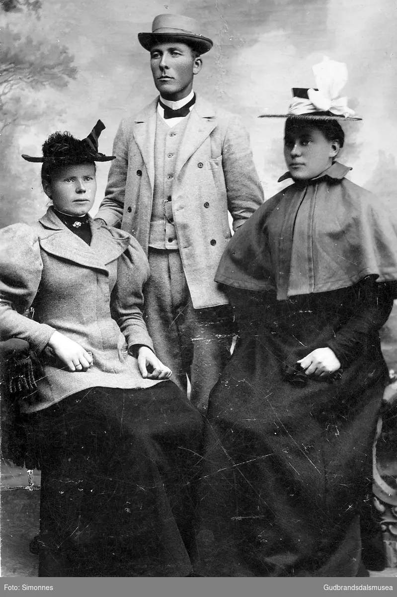 F.v.: Marie Andberg (f. Stoveland 1872), Nils Andberg (f. 1872) og Gurine Stoveland (f. 1883 g. Staurust)