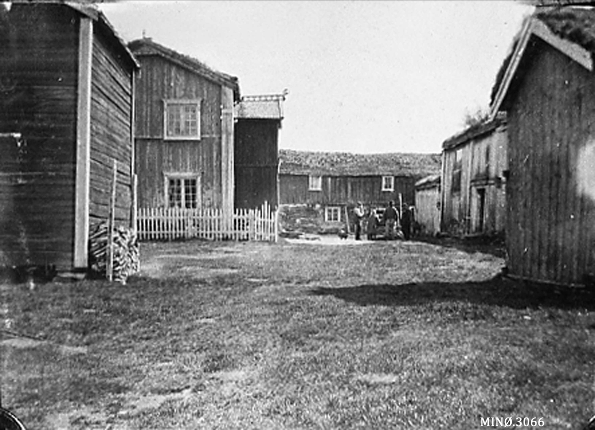 Bilde inn i et bygningskompleks på et gardsanlegg. 