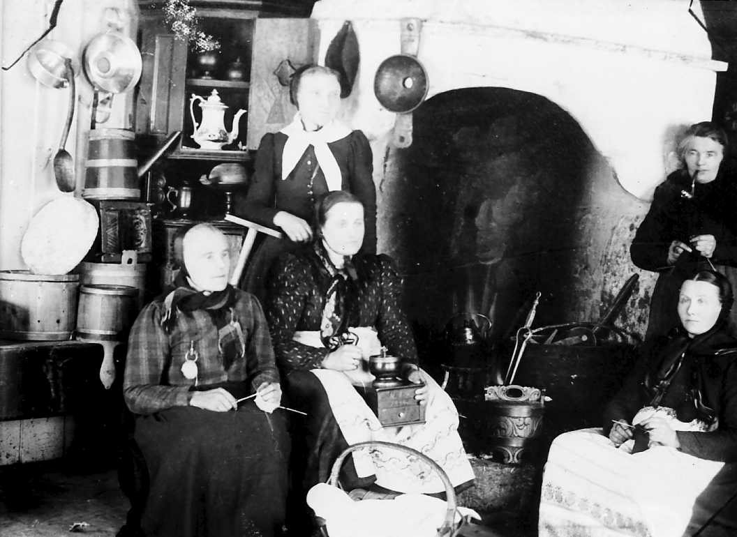 Fire kvinner inne i eldhus, kar, peis osv. 