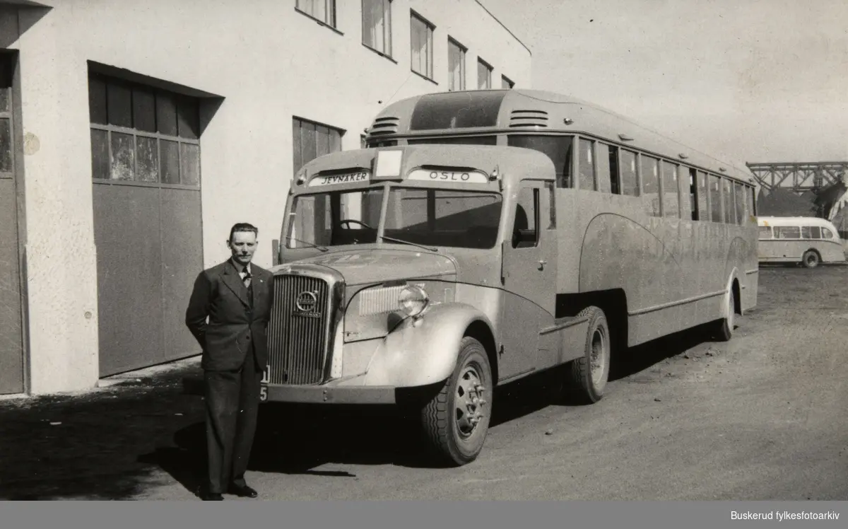 Ormen Lange Trekkvognen som var spesialbygd for semitrailerbusstjeneste var av type Volvo LV290 med Hesselman motor (råoljemotor) på 120 hk. Gikk i trafikk fra 1938 til 1940, da tok tyskerne trekkvogna, og den gikk med i brann på Phillipstad i 1942. Disponent Peder Engeseth. Bussen hadde rute mellom Hønefoss og Oslo.