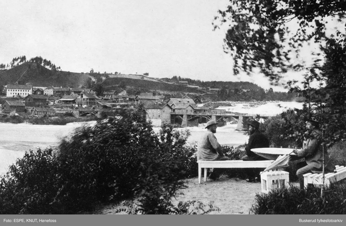 Glatved hotel, i parken som lå ut mot Hønefossen. I bakgrunnen Hønefoss bru og Øyaområdet, teglverket og sørsiden