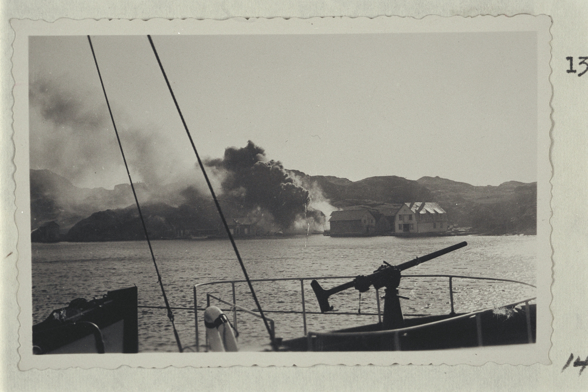 Telavåg, Øvretveit, brann, militærbåt i framkant.