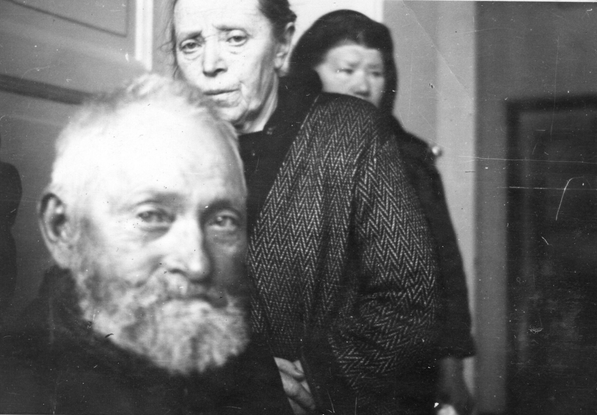 Storetveit skole i Bergen, tre personer. Mann, to kvinner. Grim Telle, ukjent og Elen Hagenes.