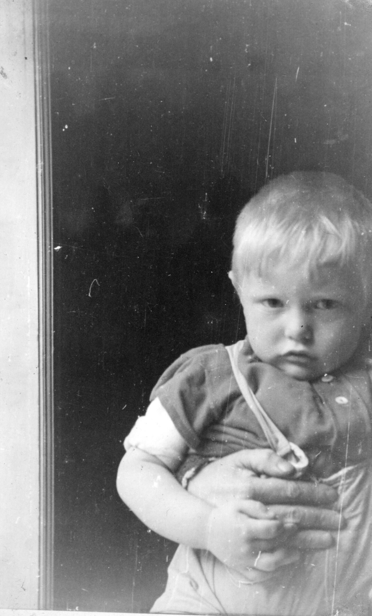 Storetveit skole i Bergen. Ein person. Barn. Gutt. Ingolf Harry Telle.