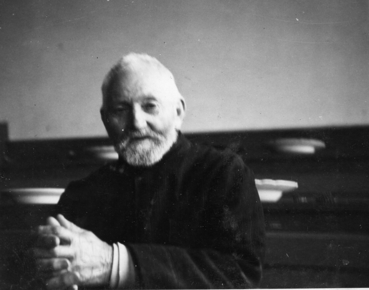 Storetveit skole i Bergen. Ein person. Eldre mann. Grim Telle ("Moses").