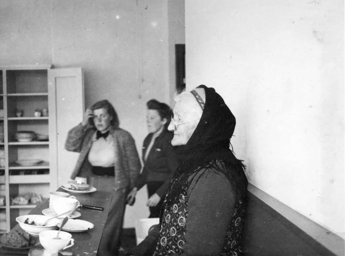 Storetveit skole i Bergen. Tre personer. Kvinner. I forgrunn: Botilde Telle. Bak fra venstre: Rakel Øvretveit, Margit Øvretveit (i Ura, datter til svensken).