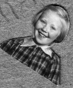 Storetveit skole i Bergen. Eit barn. Edith Øvretveit.