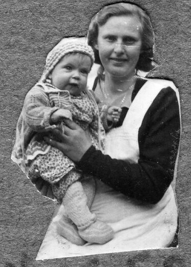 Storetveit skole i Bergen. To personer. Kvinne og barn. Betsy og Målfrid.