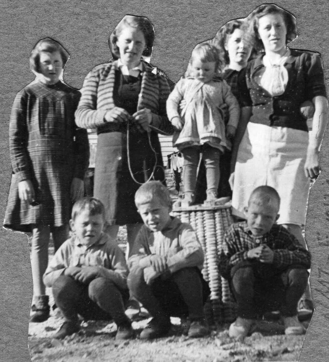 Storetveit skole i Bergen. Utsnitt. 8 barn. F.v. bak: Herborg, Dagny, Judith, Anbjørg, Gerda, Anfinn, Arent, Haldor.