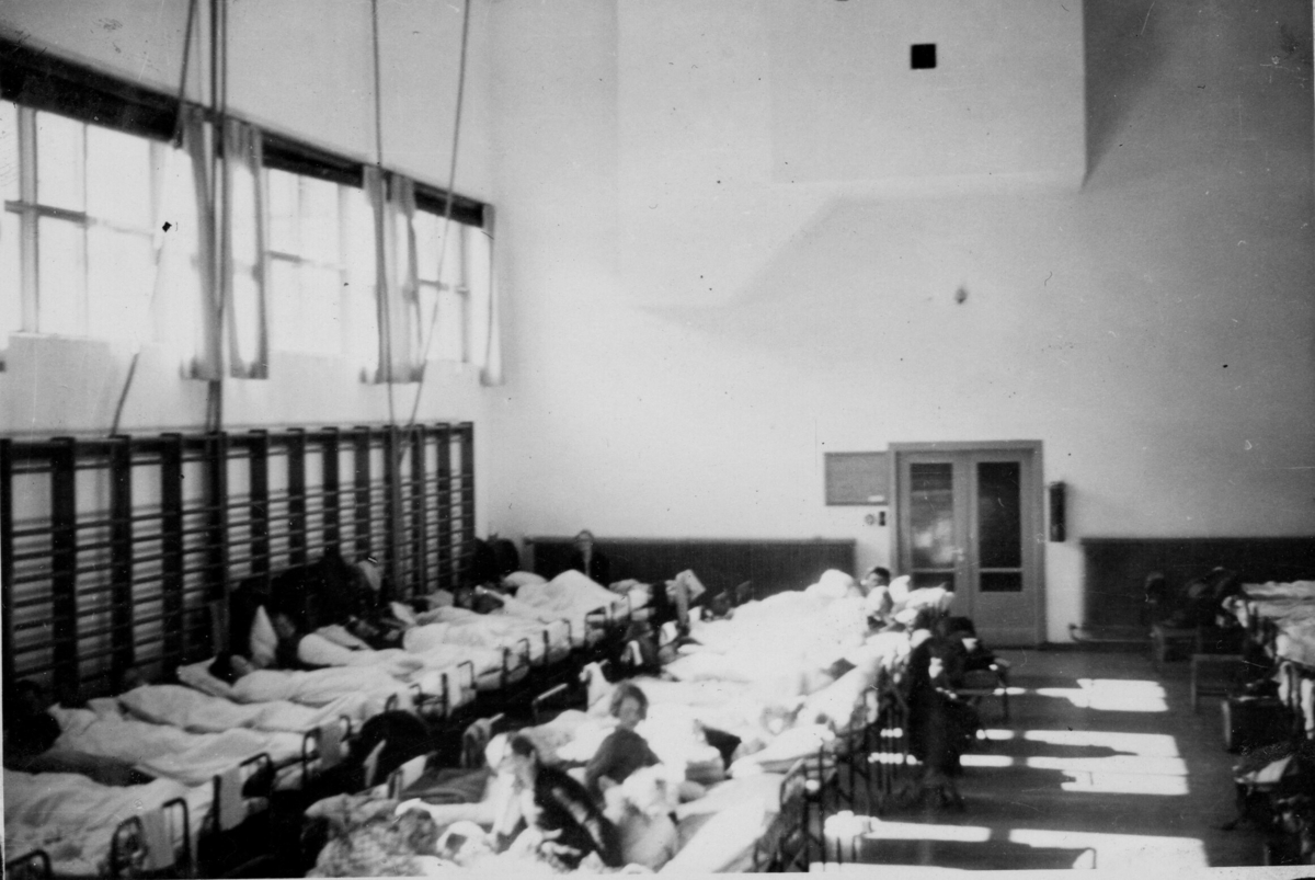 Storetveit skole i Bergen. Gymsal. Brukt som sovesal.