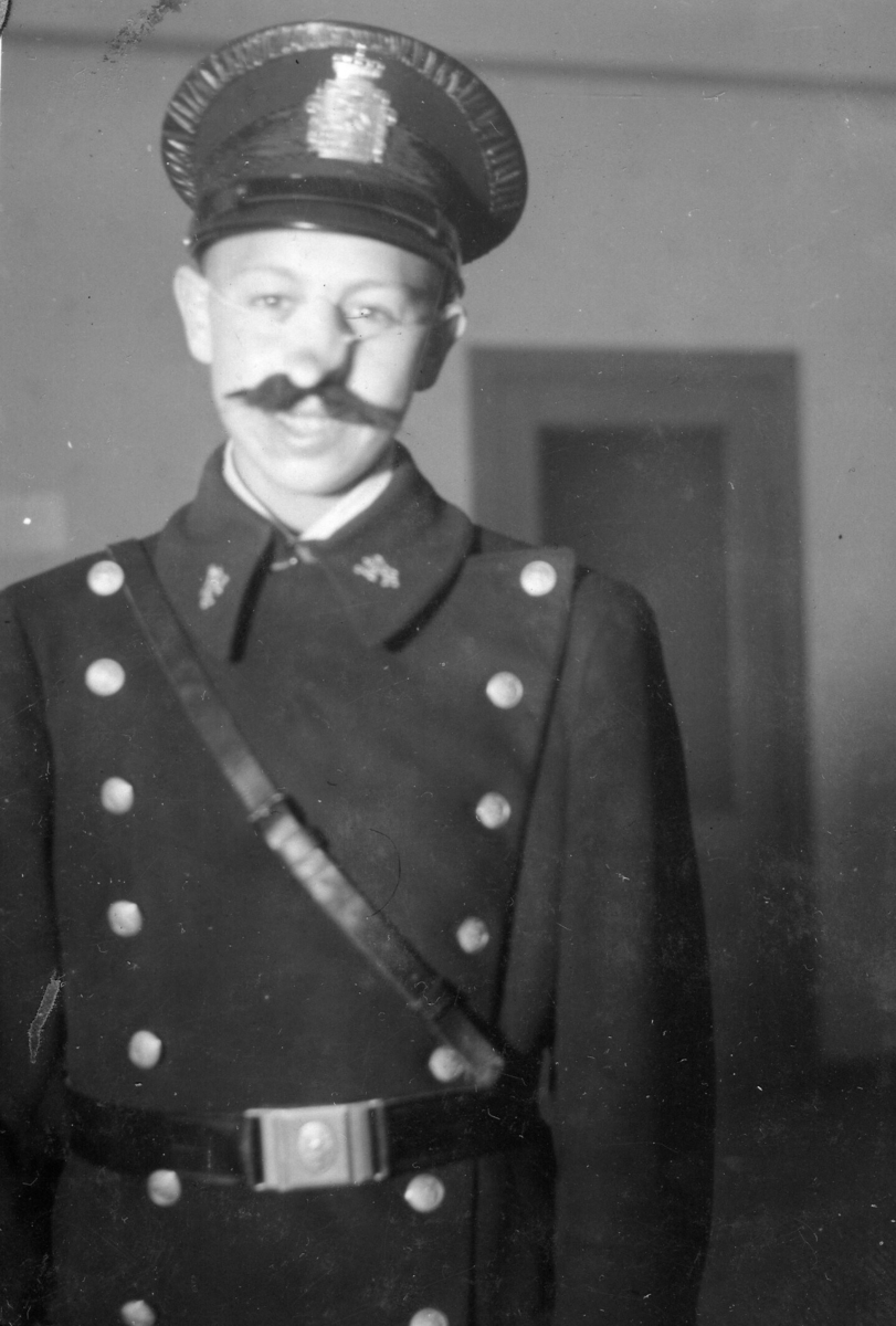 Ivar Øvretveit utkledd i politiuniform med lausnase og lausbart.