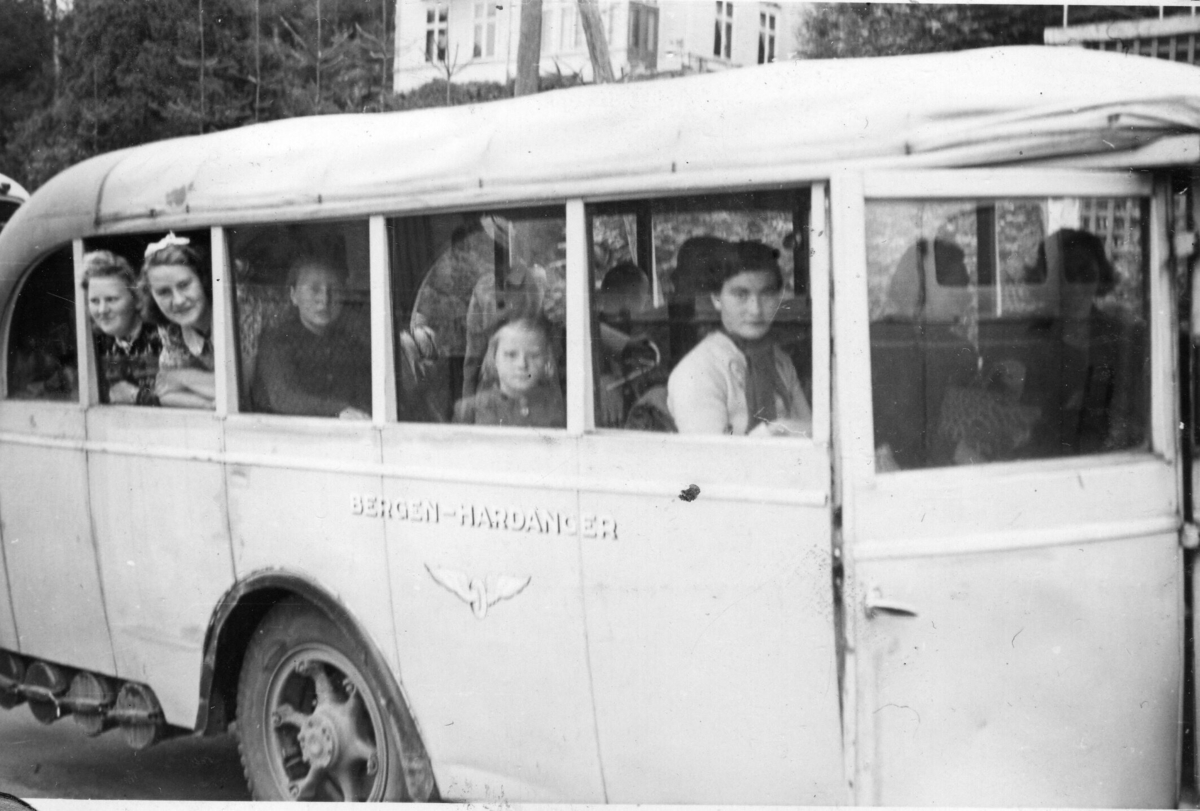 Buss med barn som kikkar ut vindauga.