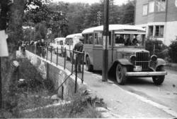 En sykesøster eller en av hjelpekorpset fulgte med hver bil 